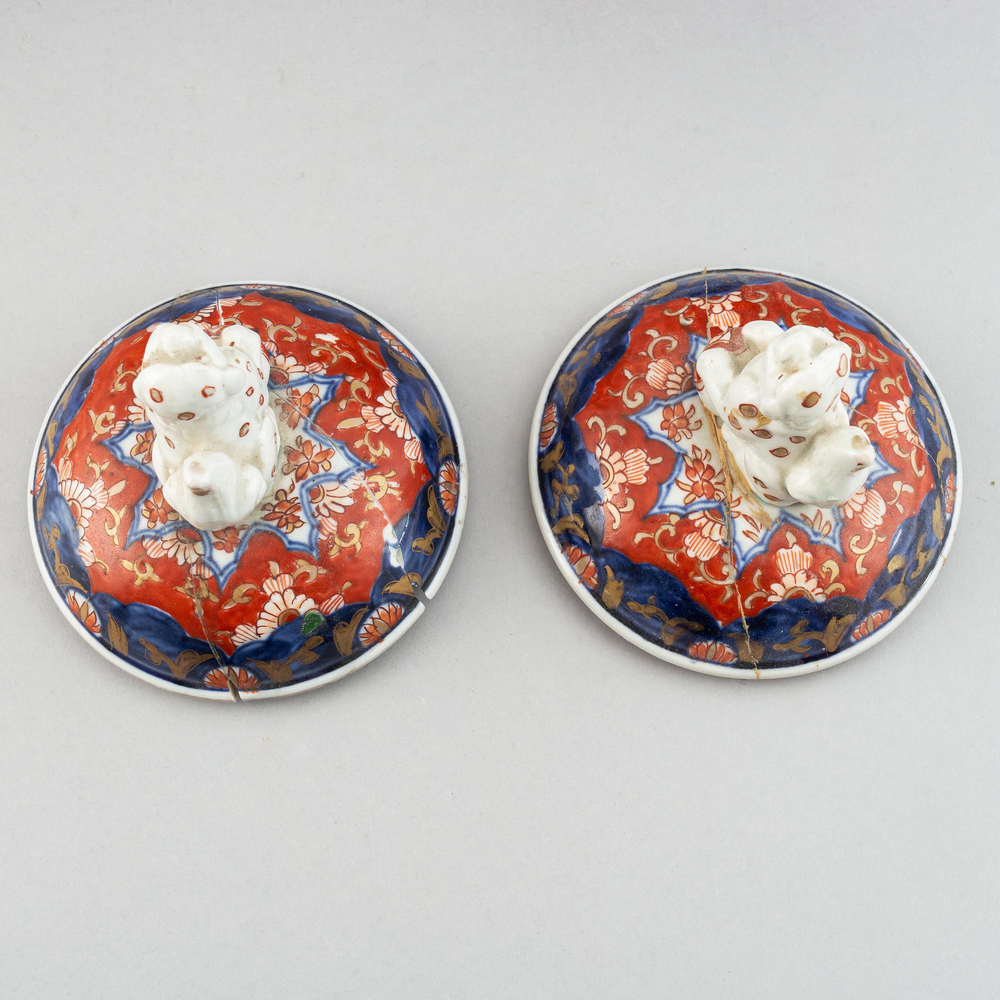 A pair of imari vases with covers, Japan, Meiji period (1868-1912).