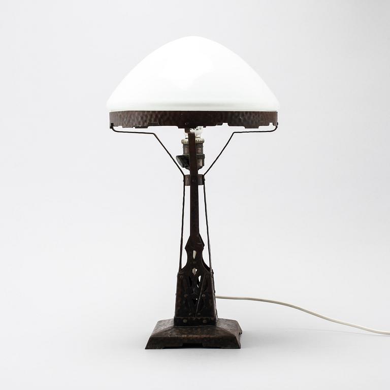 An early 20th century tablelamp.