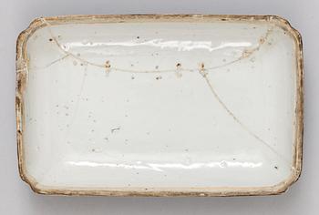 A blue and white 'dragon' box with cover, Ming dynasty with Wanli´s six character mark and of the period (1573-1619).
