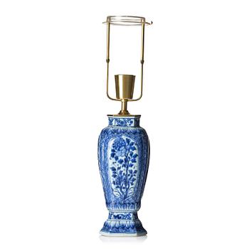 1091. A blue and white vase/table lamp, Qing dynasty, Kangxi (1662-1722).
