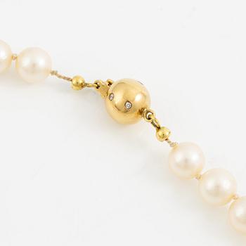 Pärlcollier, odlade pärlor, med lås i 18K guld med diamanter.