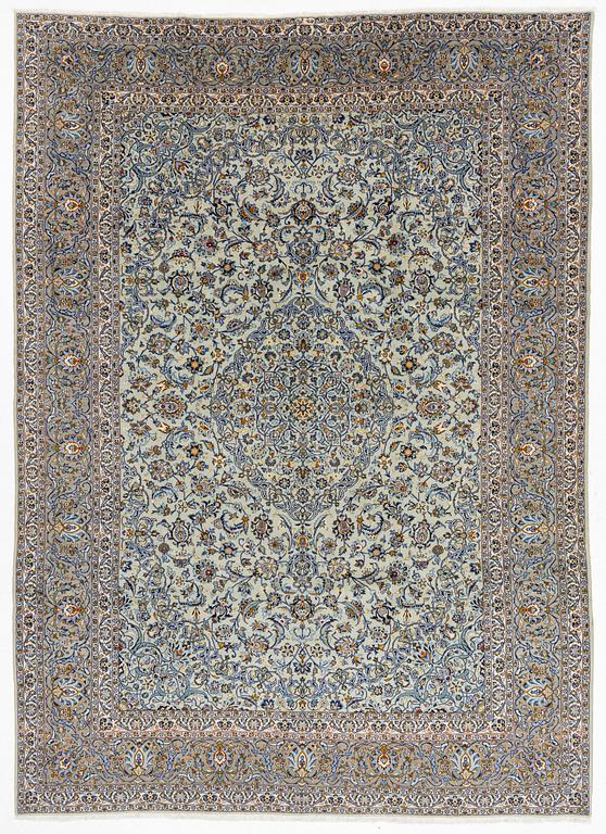 A signed Kashan carpet, approx. 436 x 314 cm.