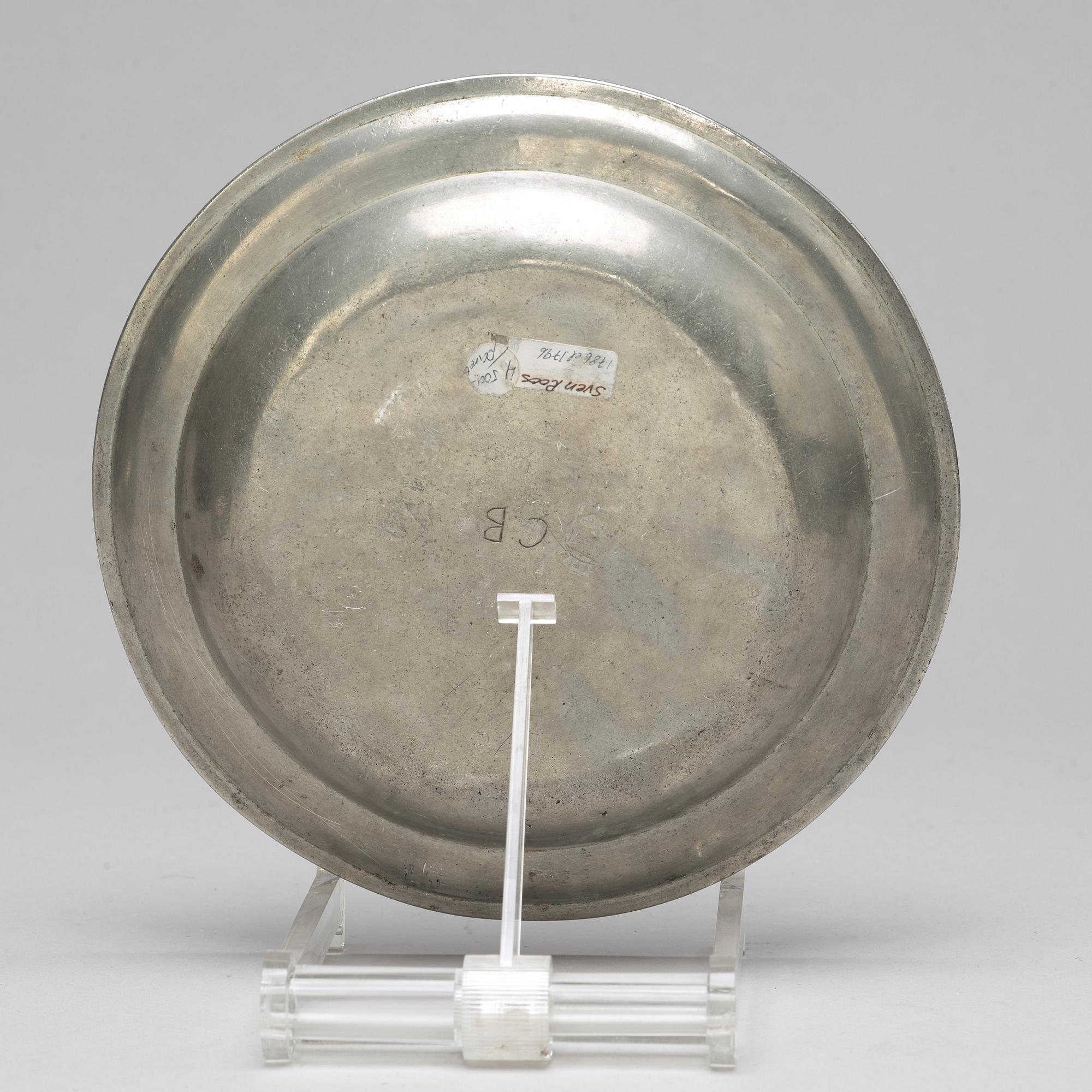 Eight pewter pieces, 18th/19th ct.