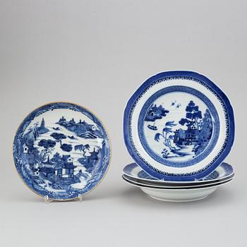 A set with four blue and white soup dishes and a dish, Qing dynasty, Qianlong (1736-95).