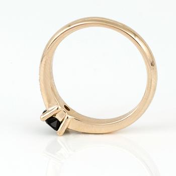 RING, 14K guld med rund fasetterad turmalin ca 0,45 ct och briljantslipade diamanter tot ca 0,10 ct. Vikt ca 3,60 g.