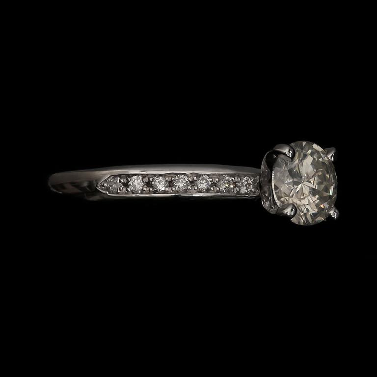 RING, 14k vitguld med briljantslipade diamanter tot ca 0,9 ct. Vikt 4,1 g.