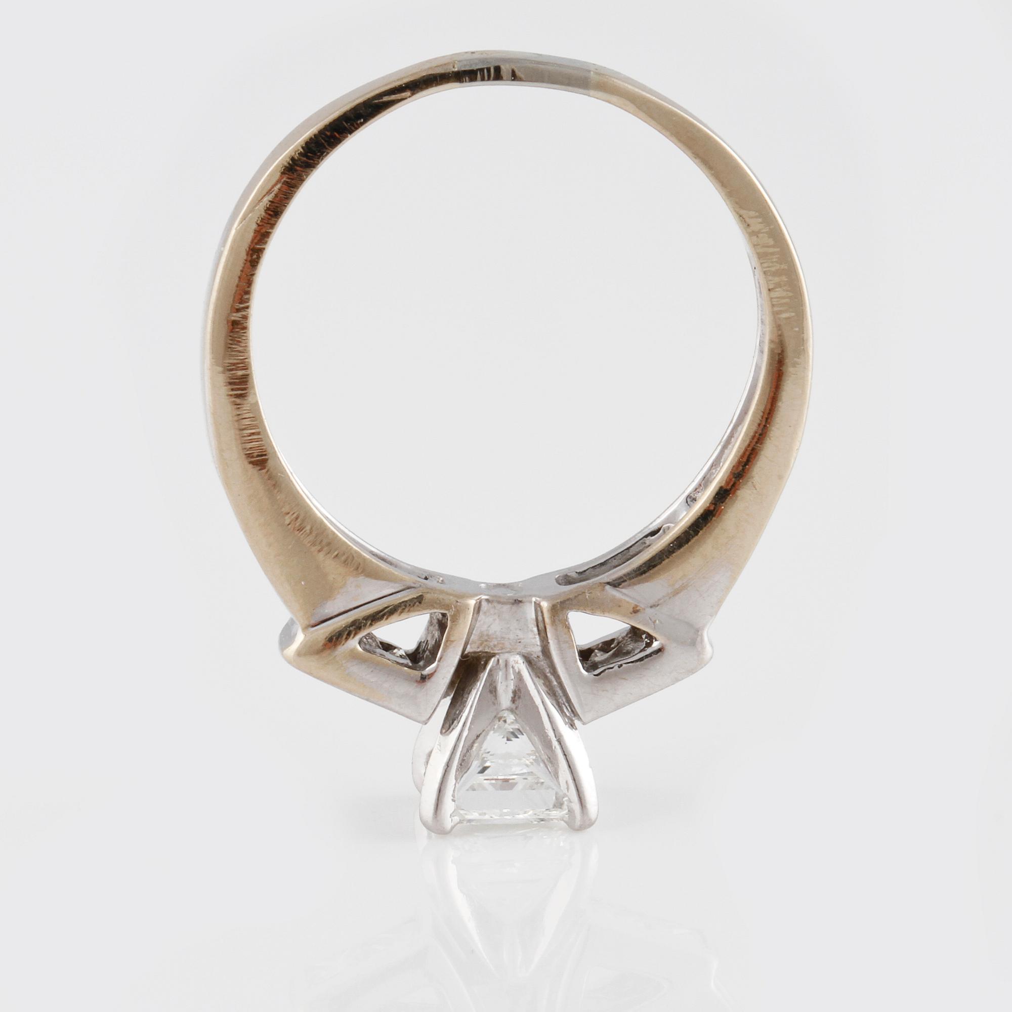 RING, 14K guld med 11 prinsesslipade diamanter. Vikt 3,9 gram.
