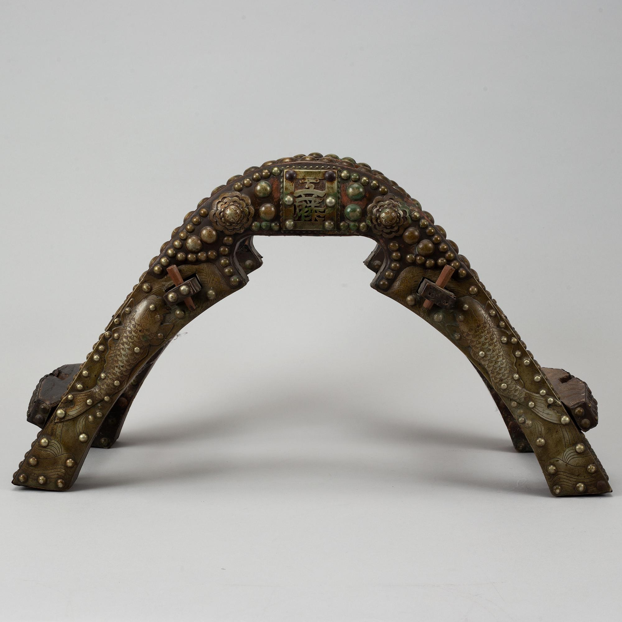 Sadel, trä och metall. Troligen sen Qing dynasti (1644-1911).