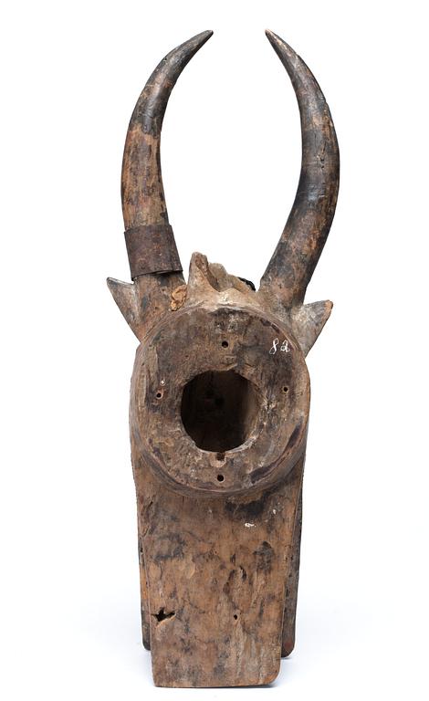 HUVUDPRYDNAD. Buffelhuvud. Trä och metall. Senufo-stammen. Côte d'Ivoire (Elfenbenskusten) 1940-tal. Höjd 42,5 cm.