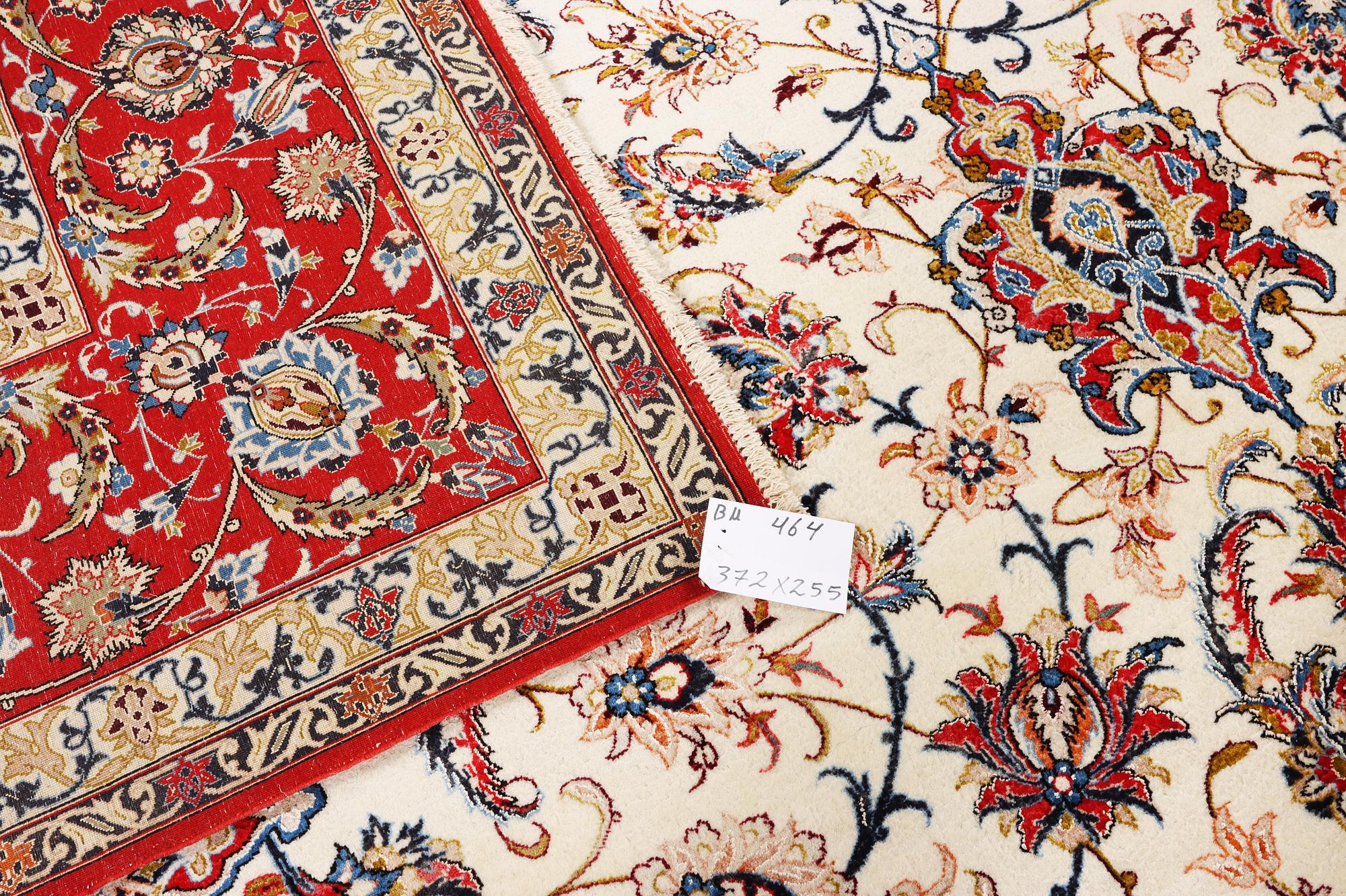 An Esfahan carpet, part silk, ca. 372 x 255 cm.