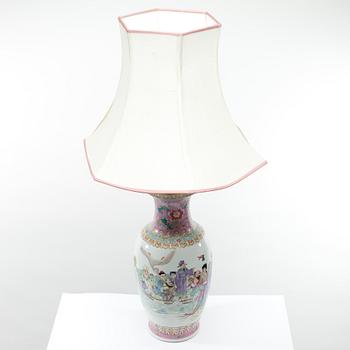 BORDSLAMPA, porslin, Kina 1900-talets början.