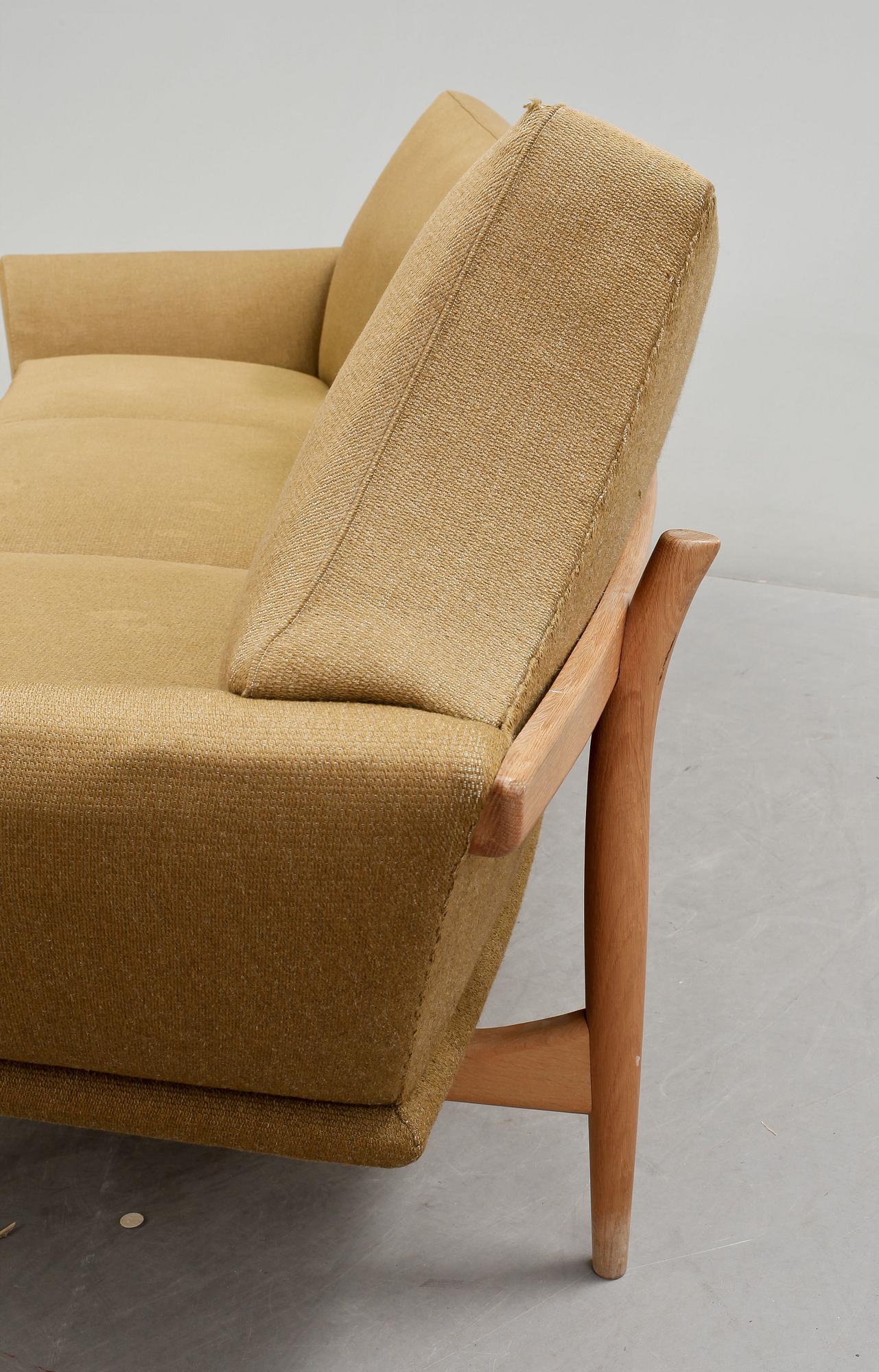 JOHANNES ANDERSEN, 3 delar, Fåtölj, Soffa och bord, Trensum Möbelfabrik, 1960-tal. Soffa etikettmärkt undertill.