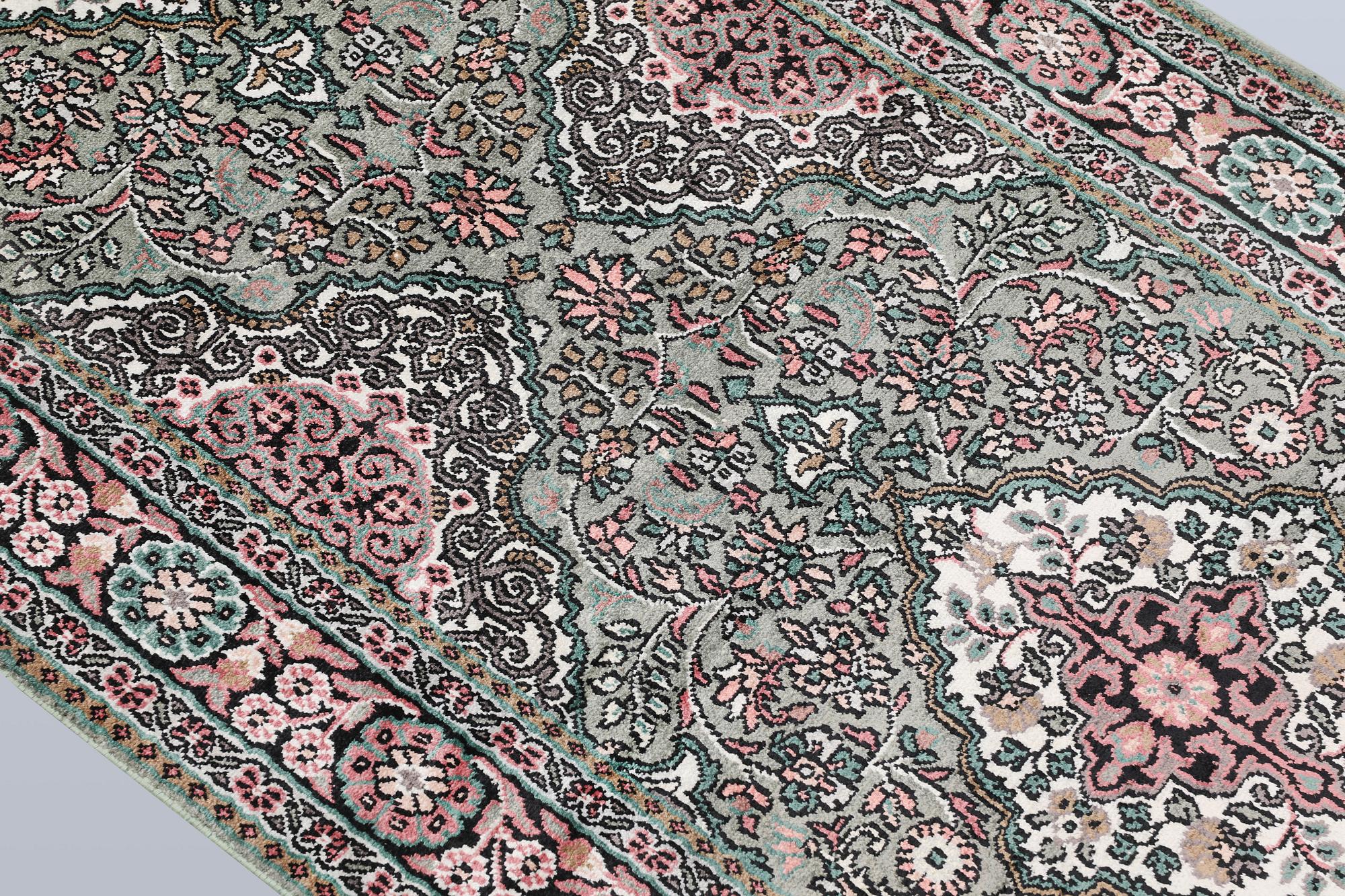 A silk runner, Kashmir, approx. 306 x 83 cm.