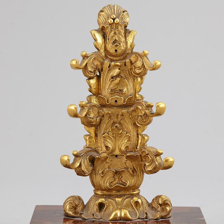 PRYDNADSFÖREMÅL, 4 st, 1800/1900-tal.