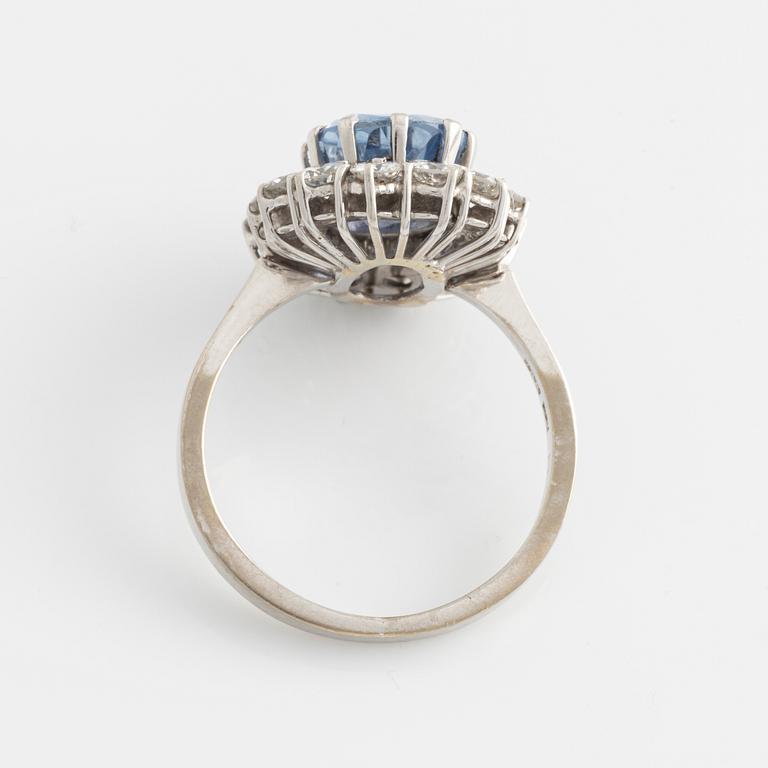 Ring, Carmosé ring in 18K white gold with light blue sapphire and brilliant-cut diamonds.