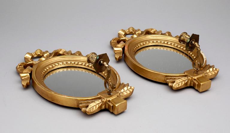 SPEGELLAMPETTER, ett par, gustaviansk stil. 1900-talets andra hälft.