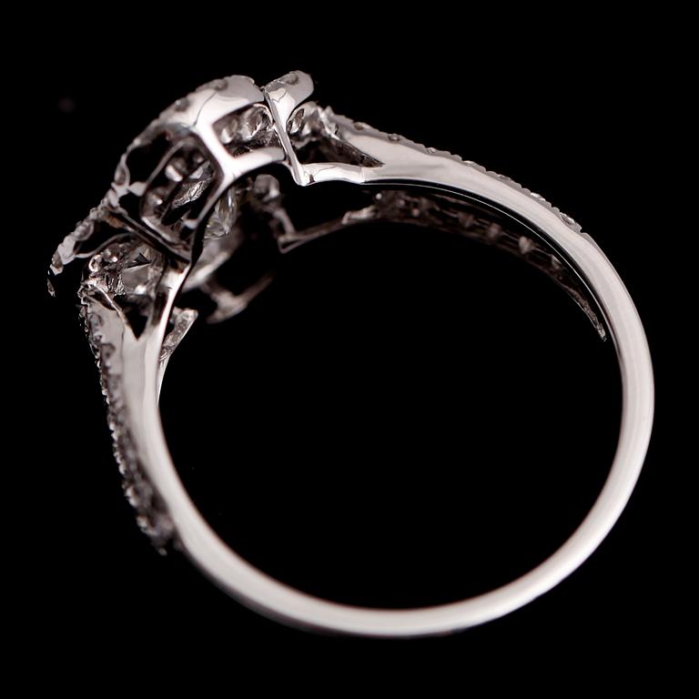 RING, 18 k vitguld, med briljant och marquiseslipade diamanter totalt 1.63 ct.