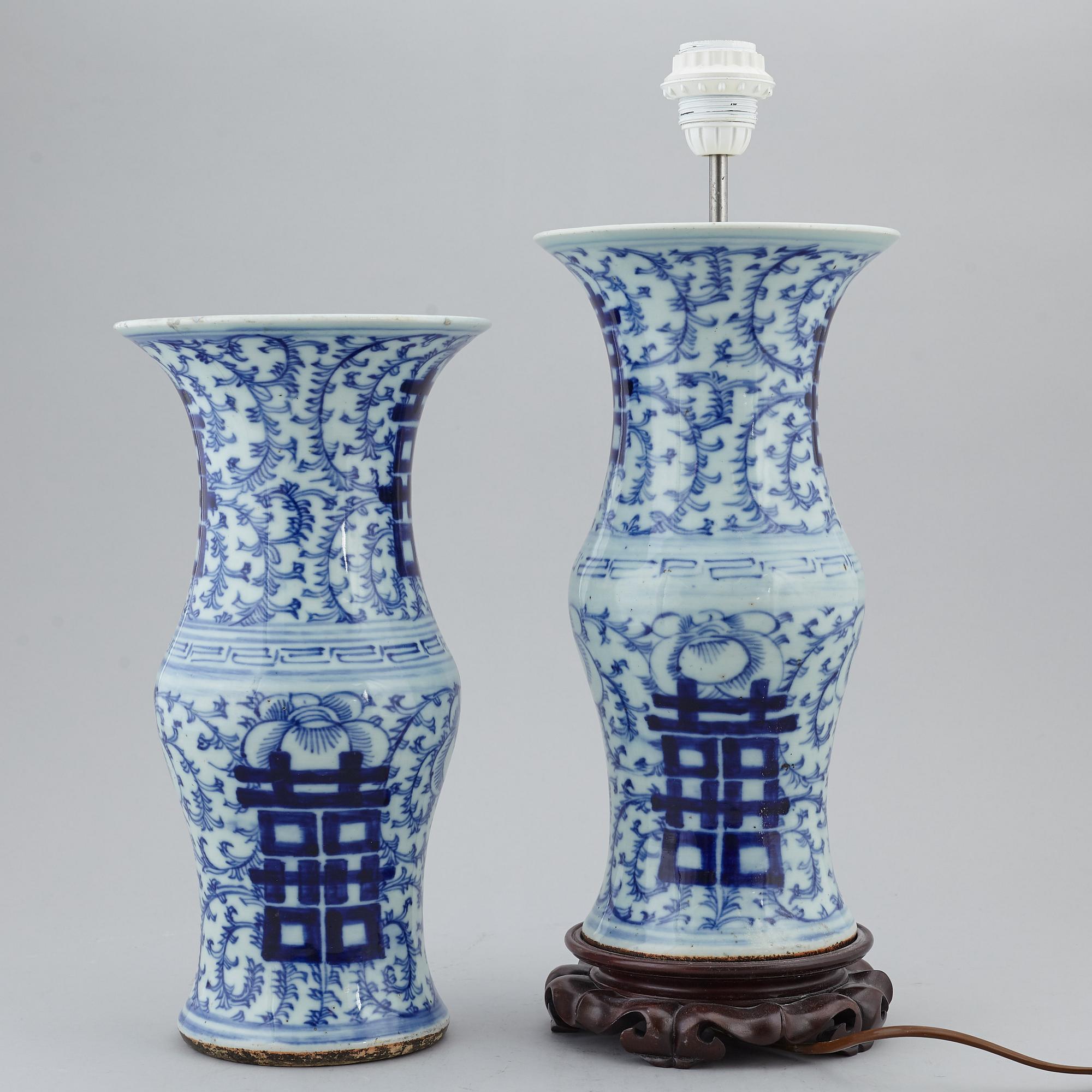 Two blue and white vases, one turned into table lamp, Qing dynasty, 19th century.