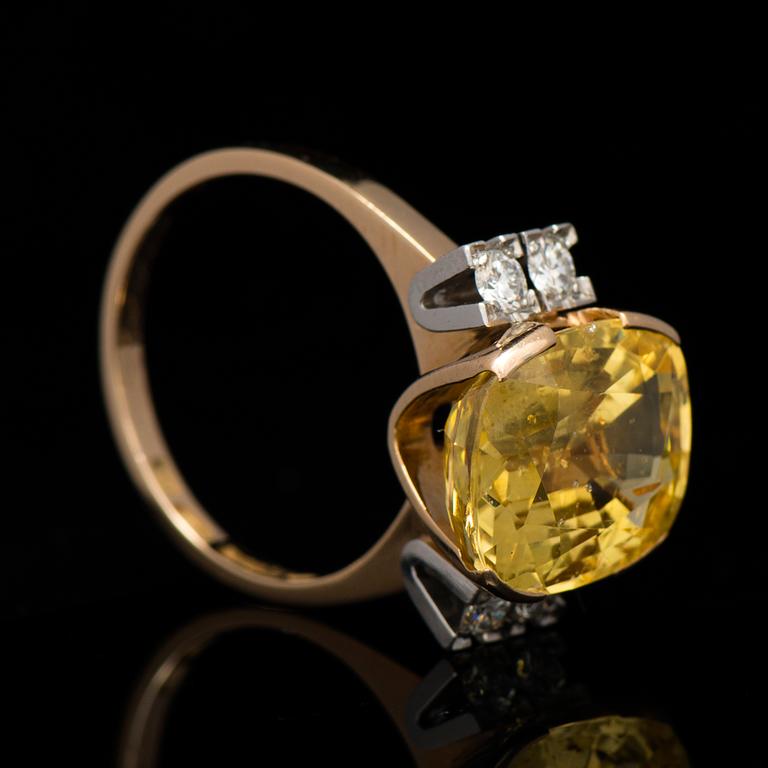 A RING, facetted yellow sapphire, brilliant cut diamonds, 18K gold. A. Tillander 1962.