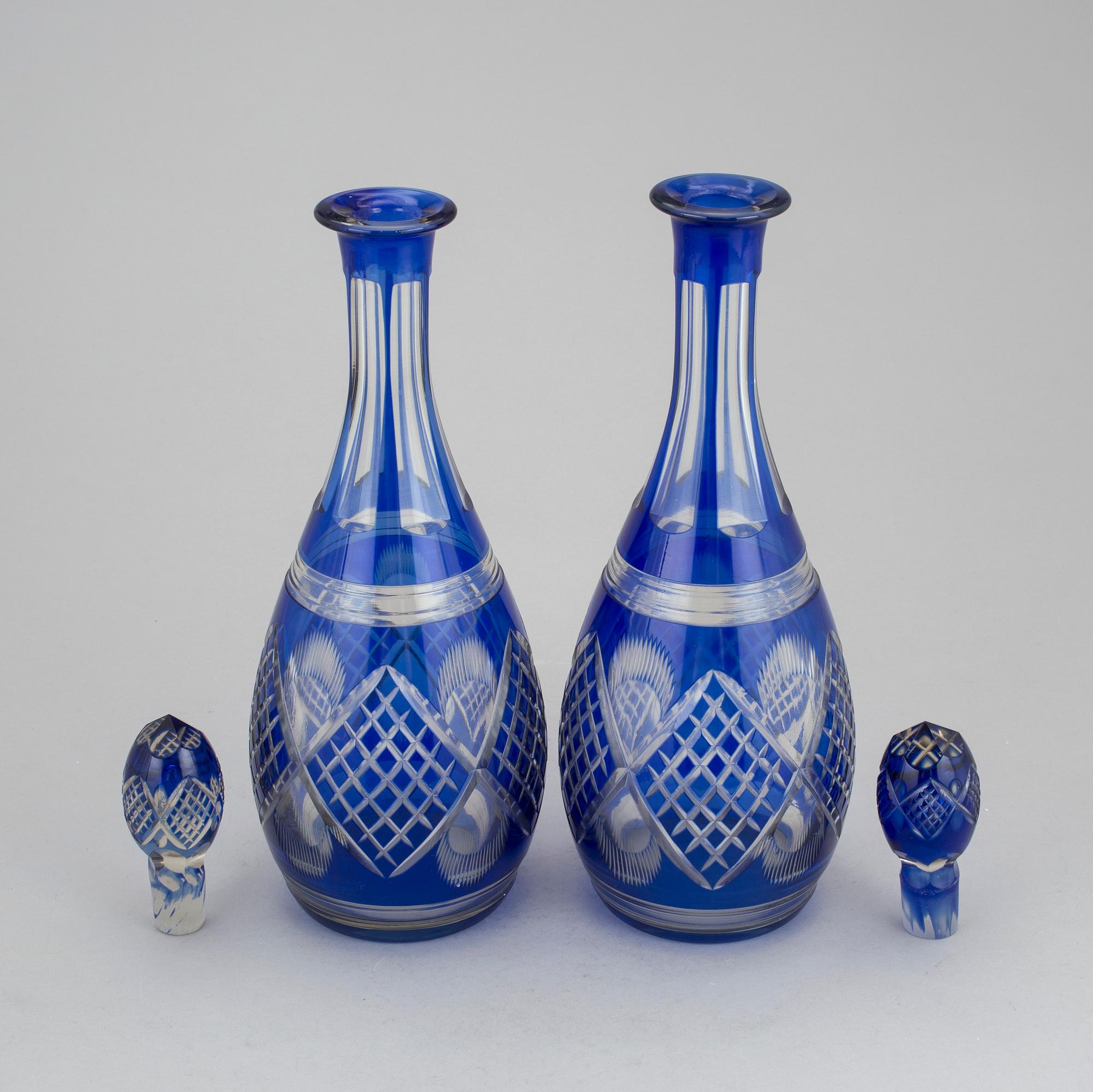KARAFFER, ett par, glas, Böhmen, omkring 1900.