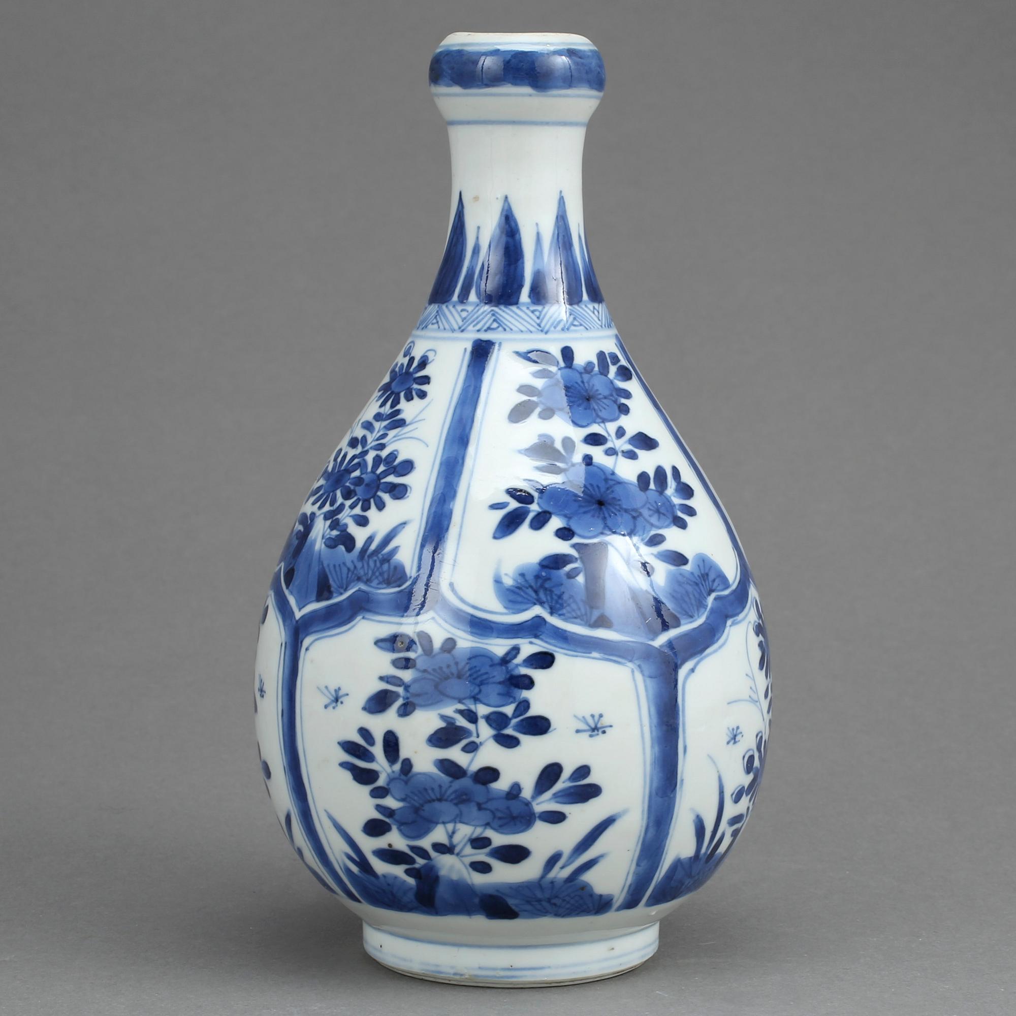 FLASKA, porslin, Qingdynastin Kangxi (1662-1722).