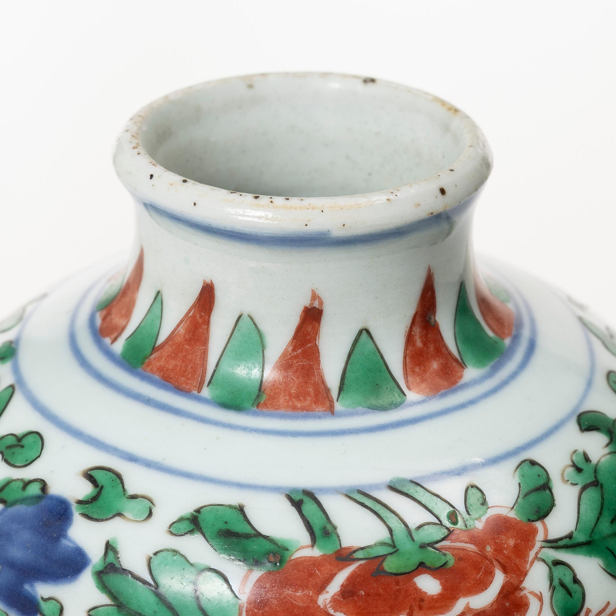 A wucai decorated vase, Transition, 17th century.