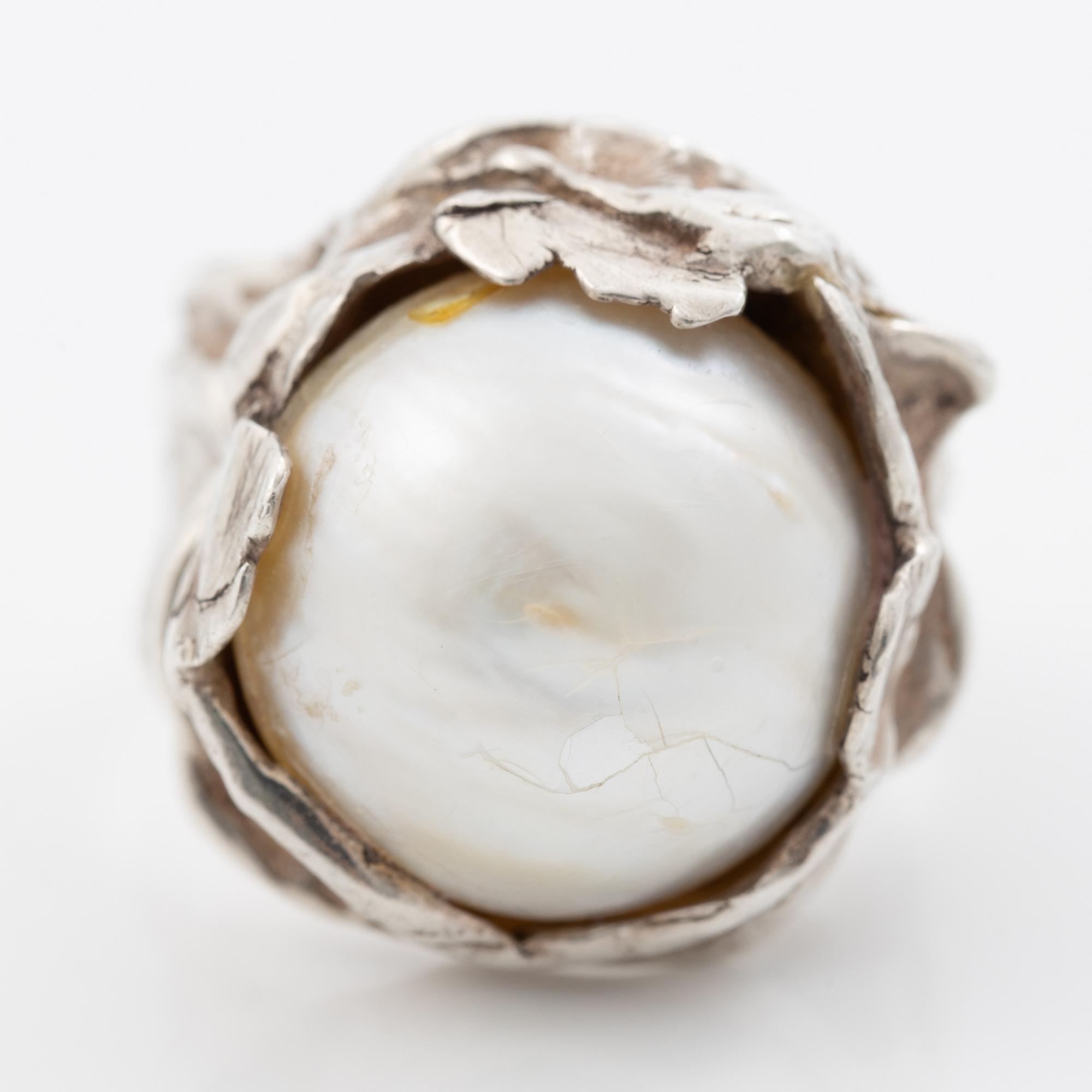Ring, silver with mabé pearl.