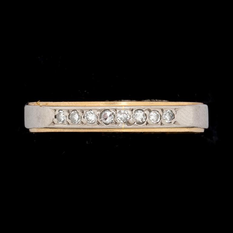 RING, 18k guld- vitguld, 8 mindre åttkantsslipade daimanter, ca 0.08ct. Vikt ca 3,5g.