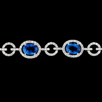1363. A blue sapphire,10.53 cts, and brilliant cut diamond bracelet, tot. 2.21 cts.