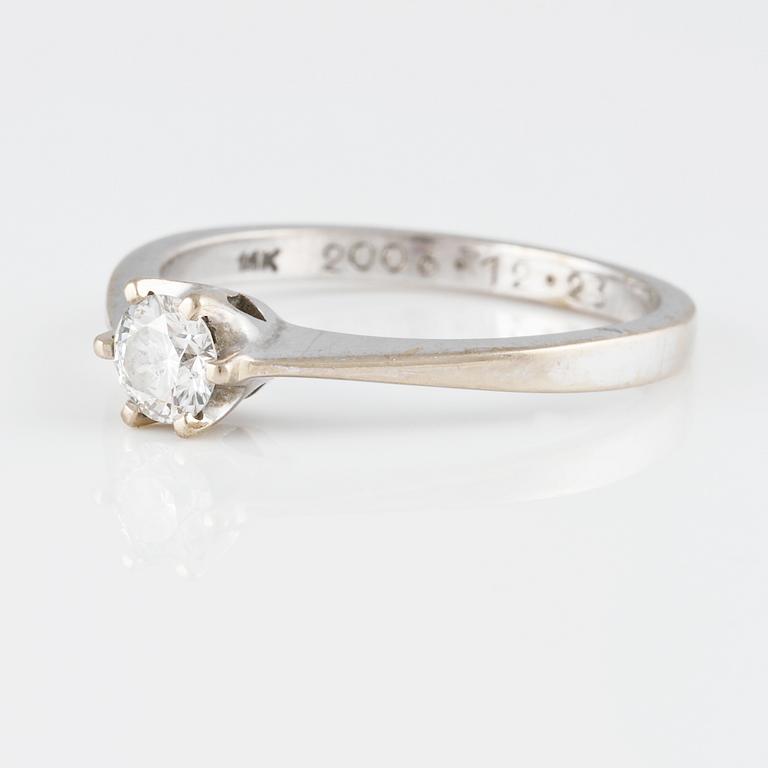 RING, 18K guld med briljantslipad diamant 0.25 ct, Iduna, Varberg. Vikt 2,5 gram.