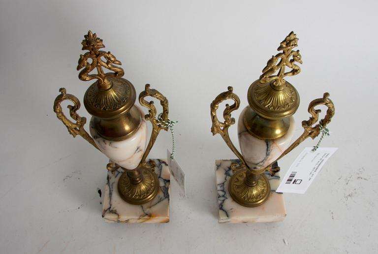 PRYDNADSURNOR, ett par. Louis XV-stil, 1800-tal.