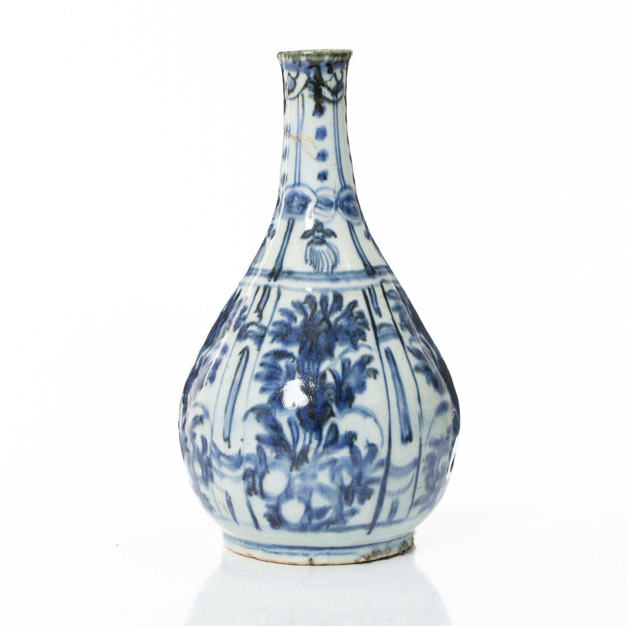 A blue and white kraak bottle, Ming dynasty, Wanli (1572-1620).