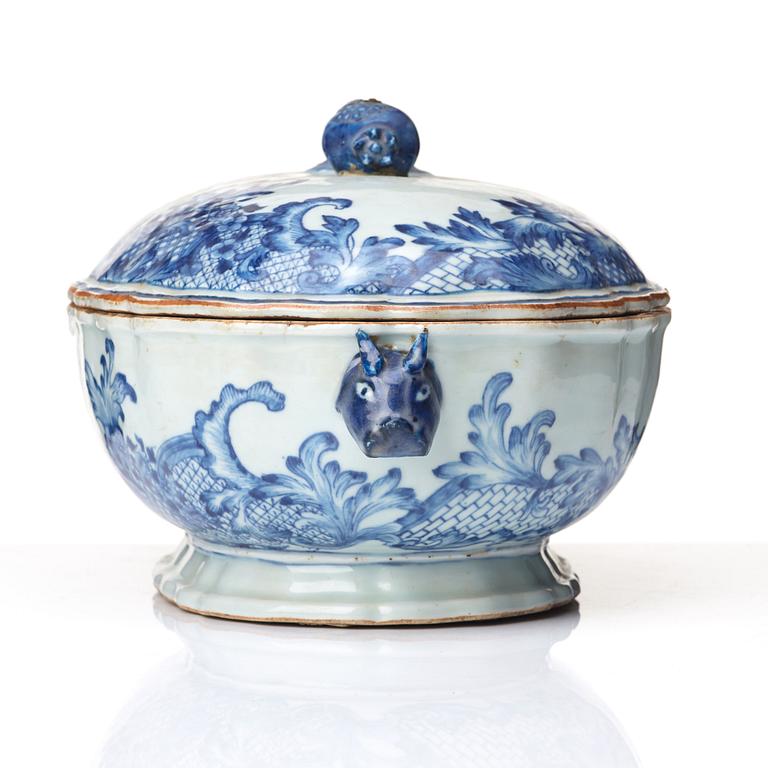 A blue and white armorial tureen with cover, Qing dynasty, Qianlong (1736-95).