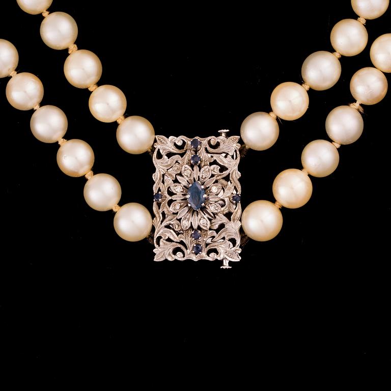 PÄRLCOLLIER, lås i 18K vitguld med diamanter och safirer.