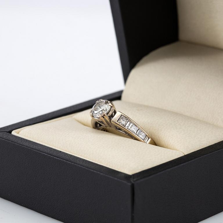 Ring 14K white gold set with a round brilliant-cut diamond, as well as princess-cut and baguette-cut diamonds.