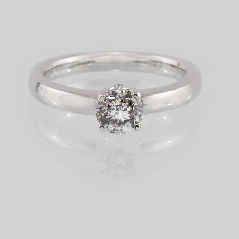 RING, 18K vitguld med briljantslipad diamant 0.77 ct samt 2 små briljantslipade diamanter 0.02 ct. Vikt 5,1 gram.