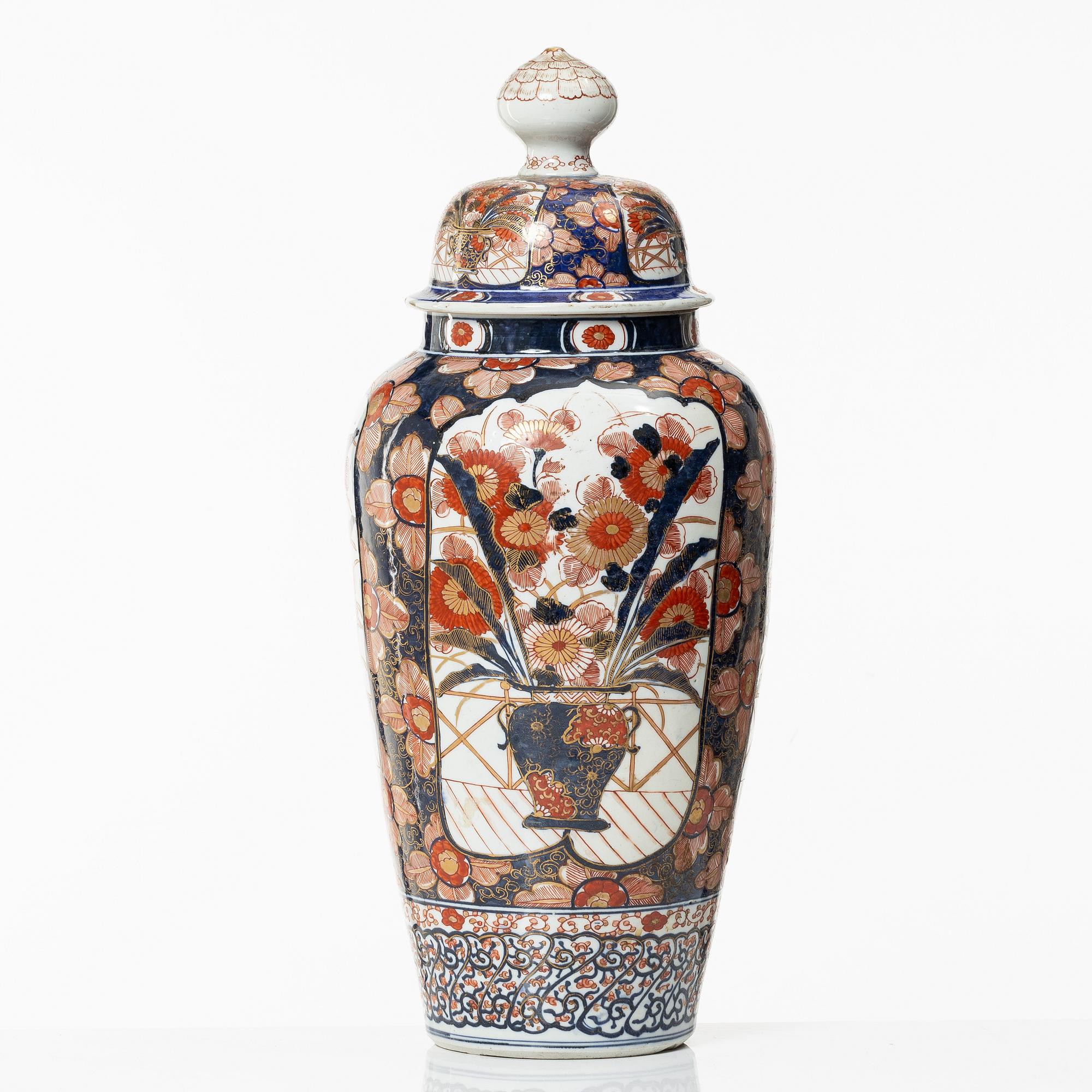 Prakturna med lock, porslin, Japan, Edo/Meiji, 1800-tal.