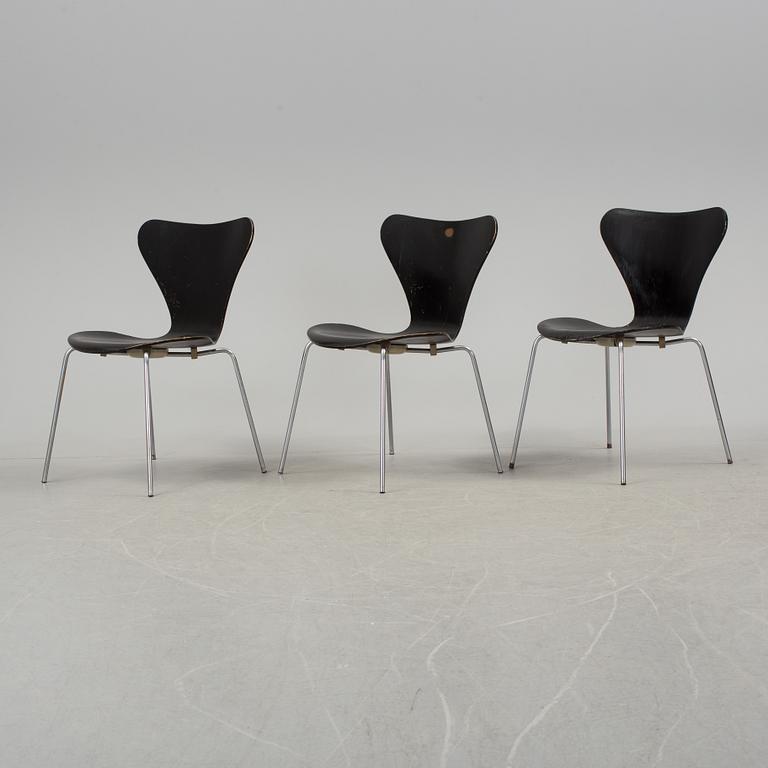 ARNE JACOBSEN, three chairs, "Sjuan", Fritz Hansen, 1974.