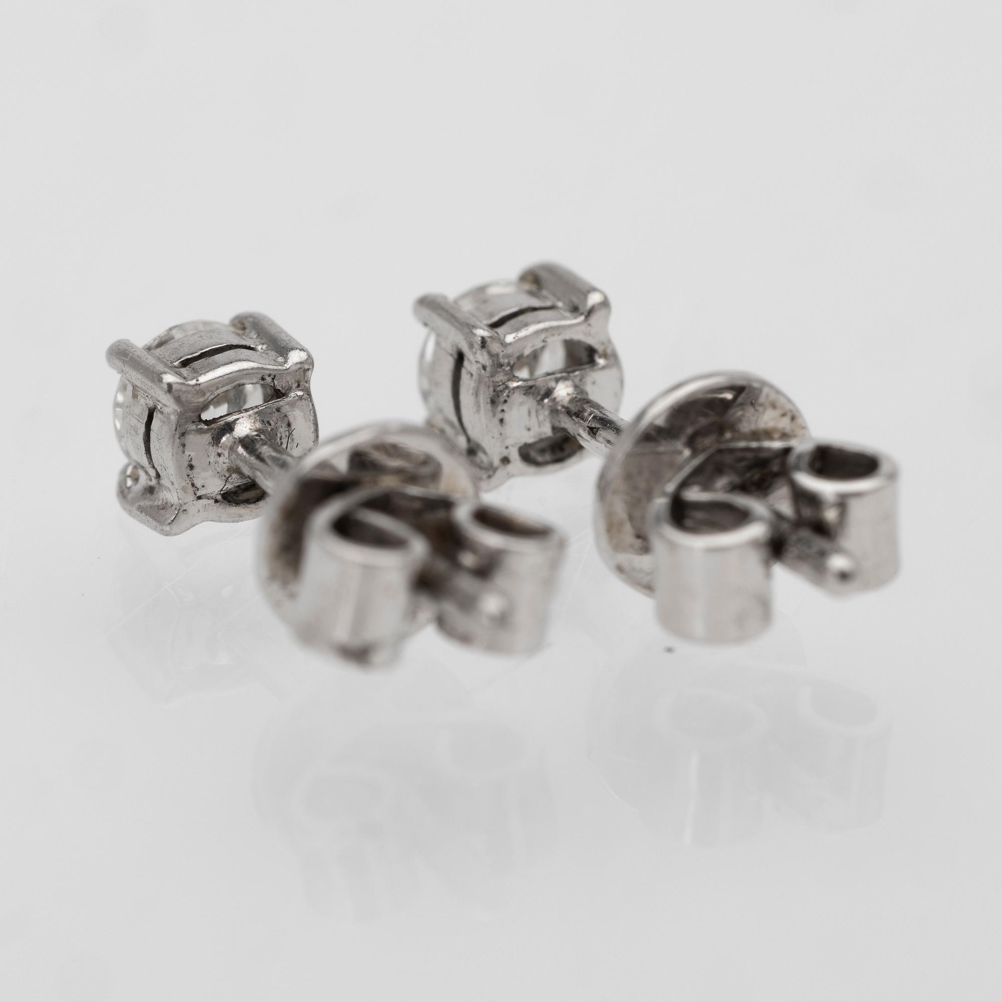 18K white gold earrings with diamonds.