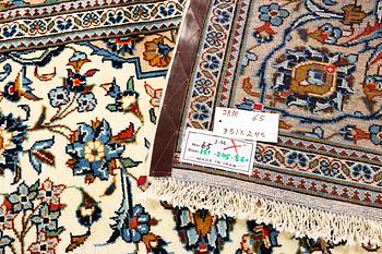 A Kashan carpet, a. 351 x 245 cm.