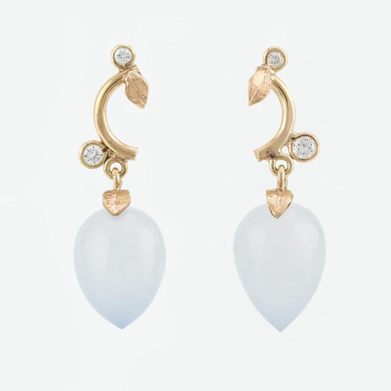 Earrings with drop-shaped blue chalcedony and brilliant-cut diamonds.