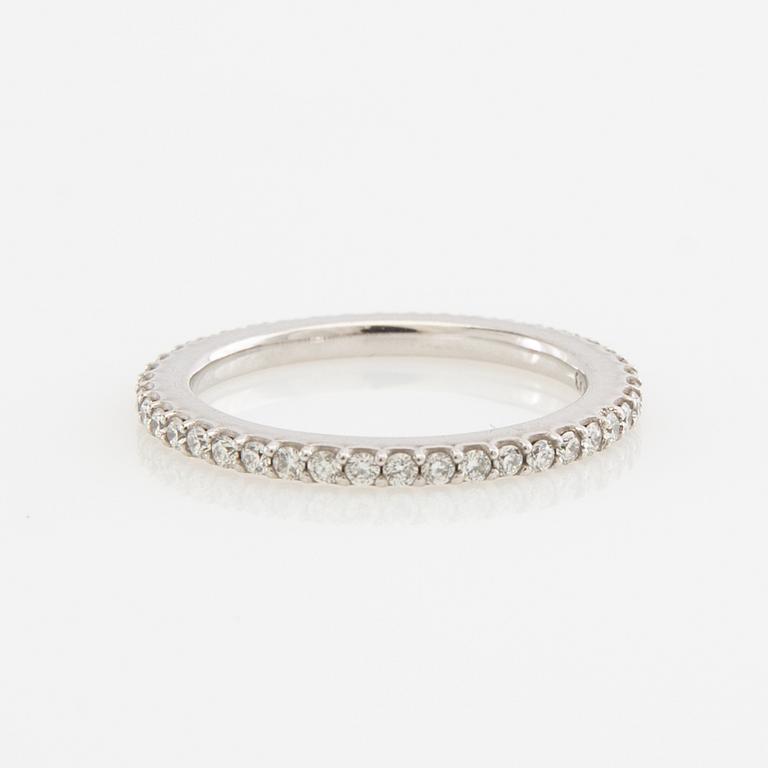 Ole Lynggaard, alliance ring, 18k white gold set with brilliant-cut diamonds.