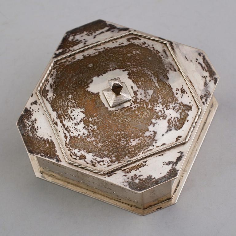 LOCKDOSA, silver, Borgila, Stockholm 1921. Vikt ca 270 gram.