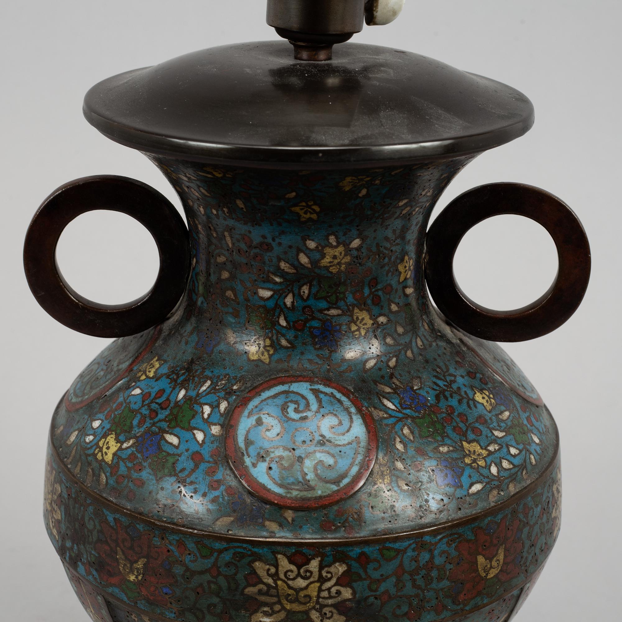 Urna, brons och cloisonne. Kina, omkring 1900.