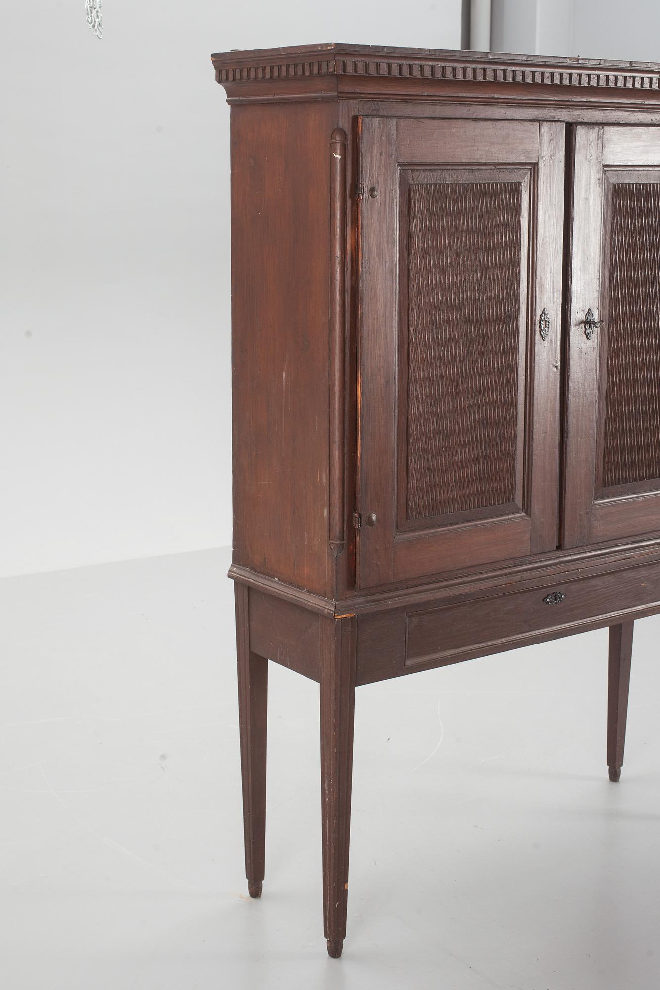 SKÅP, sengustavianskt, omkring 1800.