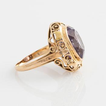 Ring 14K gold with a faceted amethyst.