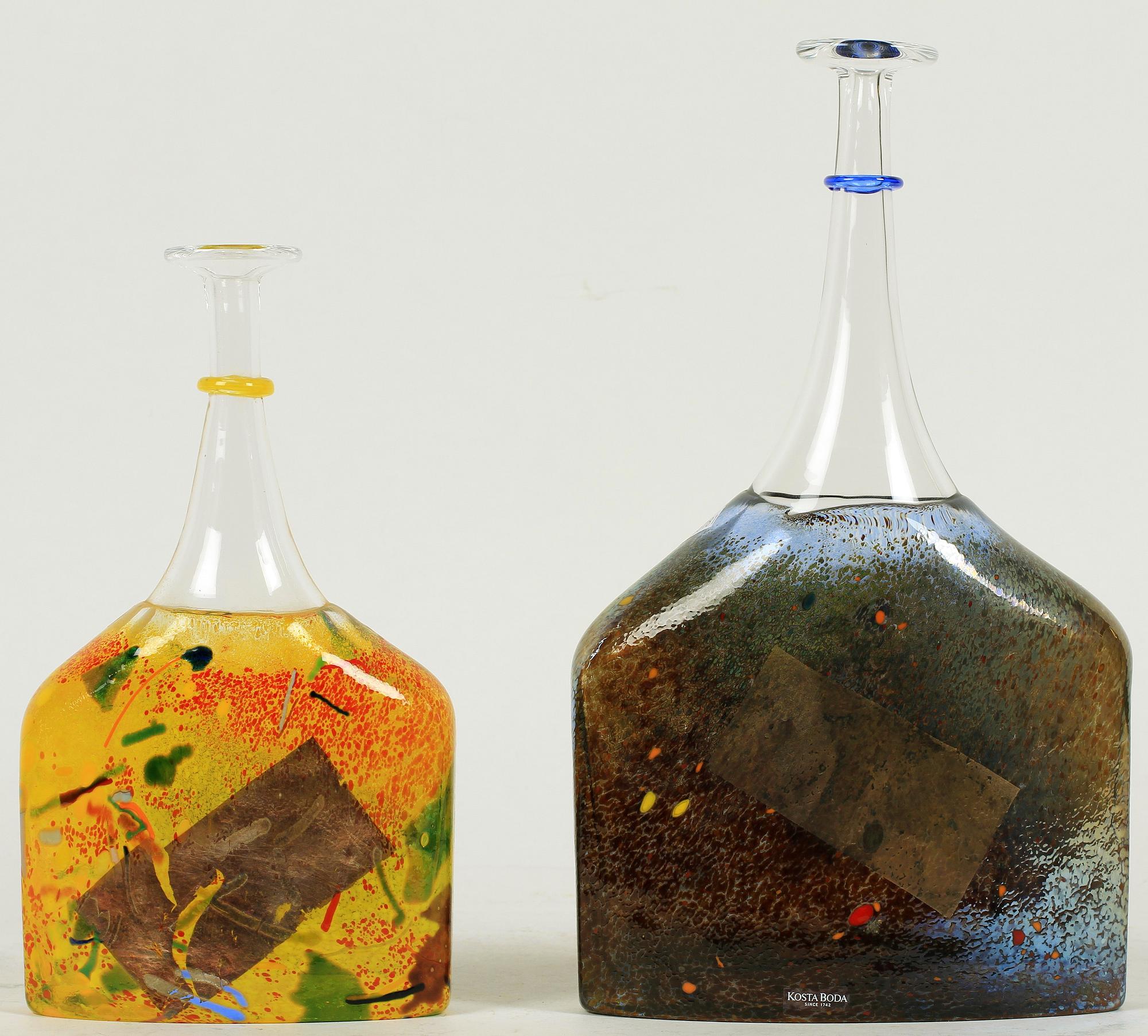 FLASKOR, 2 st, glas, Bertil Vallien, Kosta Boda, Artist Coll, sign o numr 89252 resp 89253.