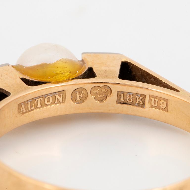 RING, 18K gold, cultured pearl and white stones. Alton, Falköping 1970.