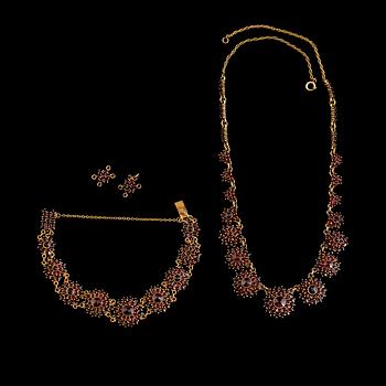 COLLIER OCH ARMBAND, förgylld metall och granater, 1900-talets andra hälft.