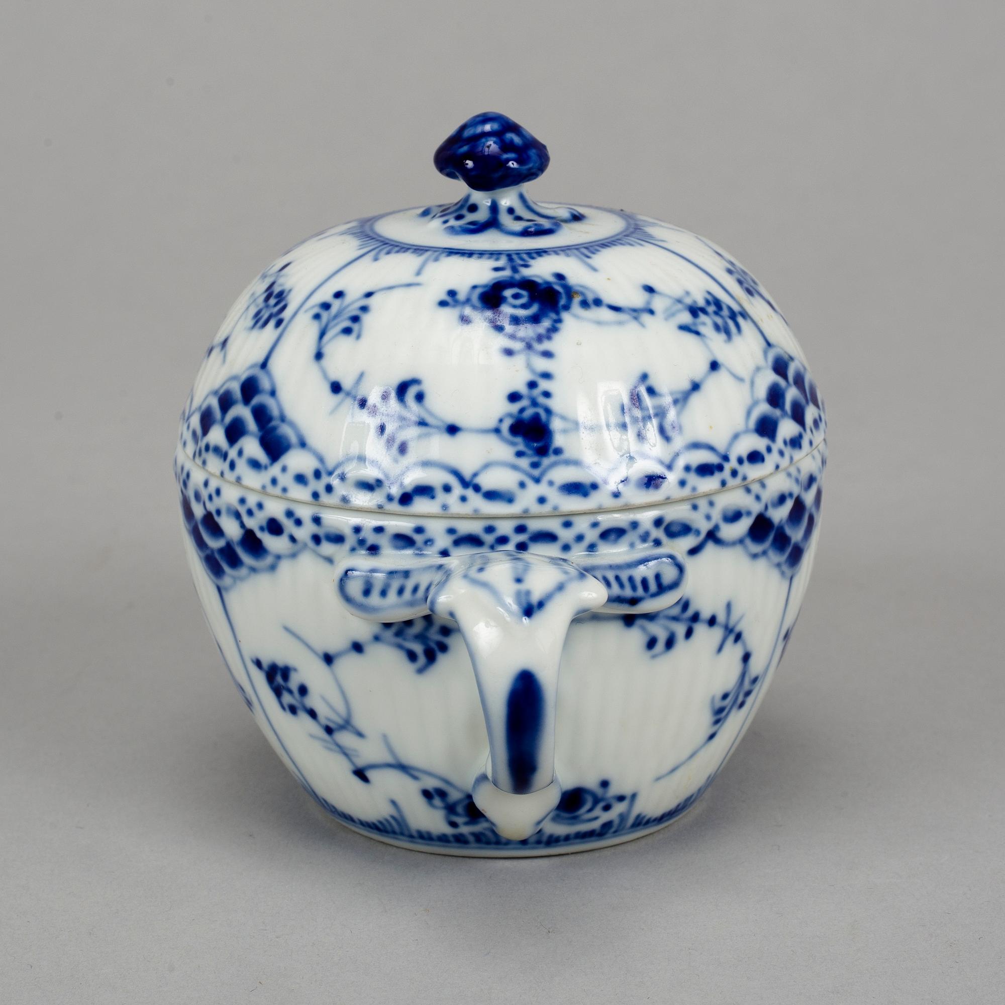 Royal Copenhagen, a 'Musselmalet' part service, Denmark (14 pieces).